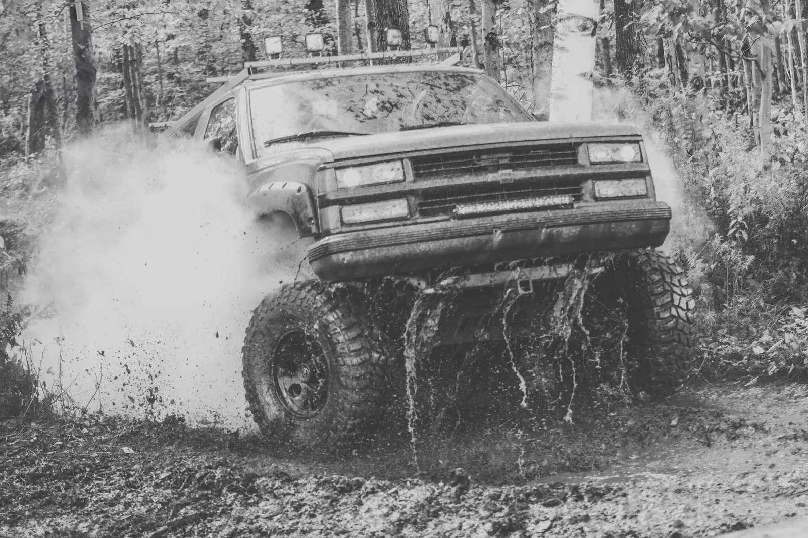 Derby de démolition — voiture renforcée couverte de boue