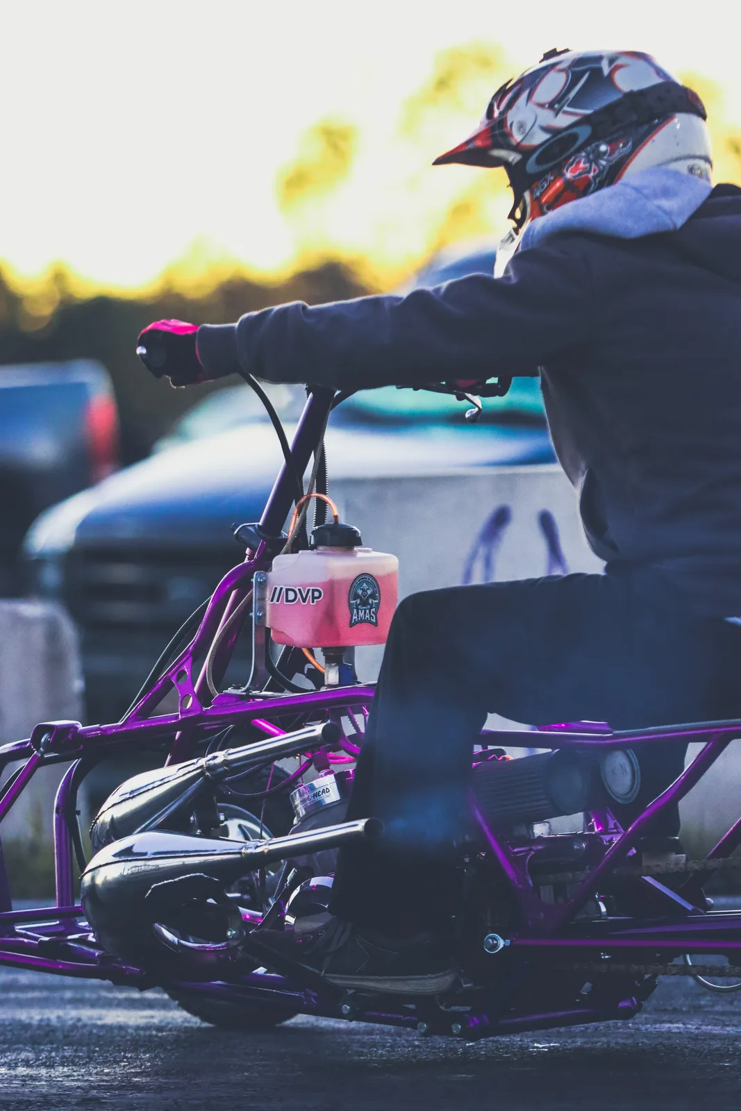 Roues et gros pneus couverts de boue