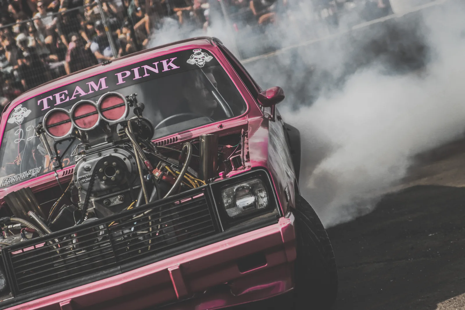 Machines alignées au staging avant un run de drag